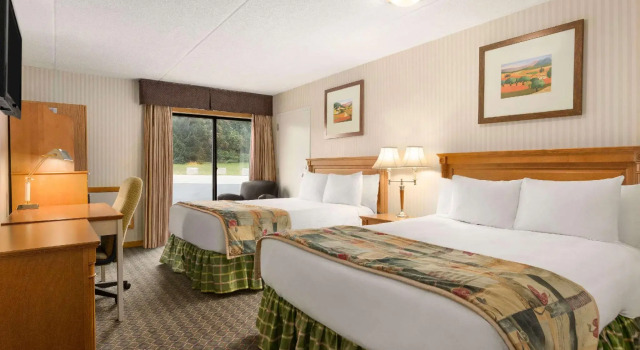 Четырёхместный номер Standard Travelodge by Wyndham Owen Sound ON