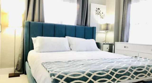 2701 · Luxury Lakefront Unit With Pool Views
