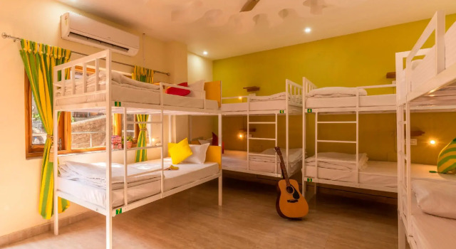 Кровать в общем номере Hotel Tapovan Cottage