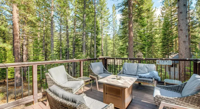 Spacious House w/ Deck & Grill in South Lake Tahoe, Забронировать Дом для отпуска Меверс South Lake Tahoe Area