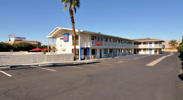 Motel 6-Palm Desert, CA - Palm Springs Area, Забронировать Мотель Отели Палм-Дезерт с парковкой, Парковка