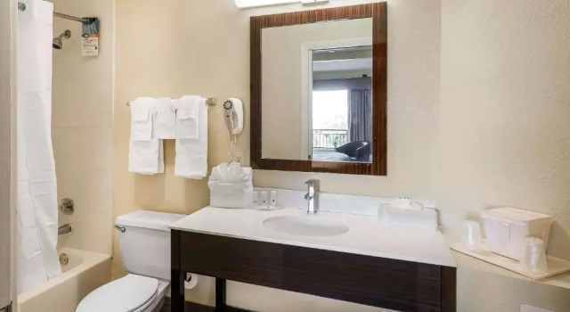 Люкс Boca Suites Deerfield Beach; SureStay Collection by BW