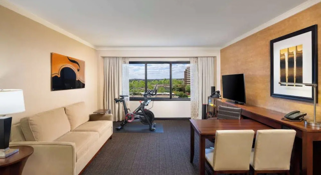 Двухместный люкс двухкомнатный с велотренажёром Отель Embassy Suites by Hilton Austin Downtown South Congress