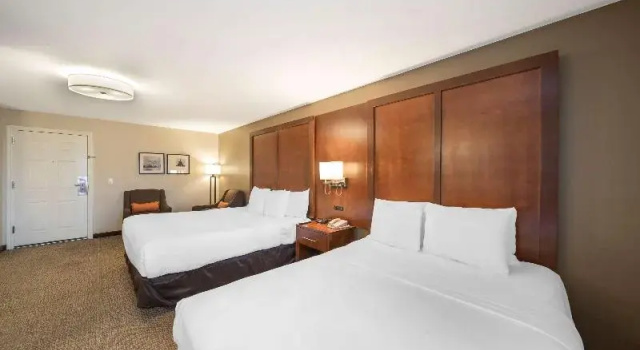 Четырёхместный номер Standard Comfort Suites Red Bluff near I-5