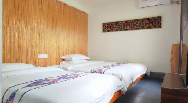 Кровать в общем номере Zhaoping Huangyao Town Poya Inn