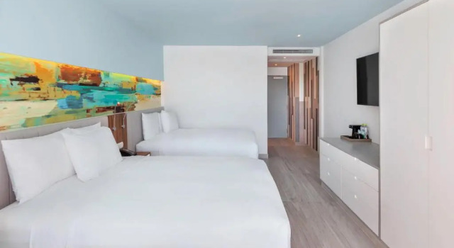 Четырёхместный номер Deluxe с балконом и с видом на океан Courtyard by Marriott Mazatlan Beach Resort