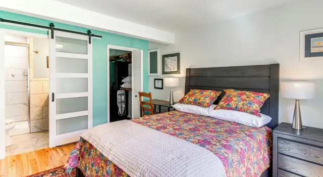 Downtown Ouray Apt w/ River & Mountain Views!, Забронировать Отель Отели Орей с парковкой, рядом с Bear Creek National Recreation Trail, Парковка