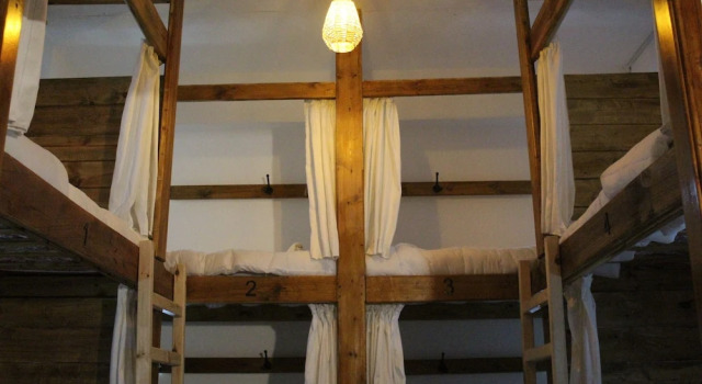 Кровать в общем номере The Cabin