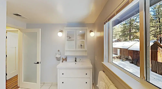 All-season Getaway - Serene Backyard W/ Hot Tub! 5 Bedroom Home