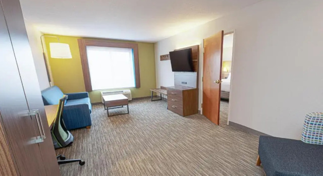 Двухместный люкс c 1 комнатой Holiday Inn Express Hotel & Suites East Lansing by IHG