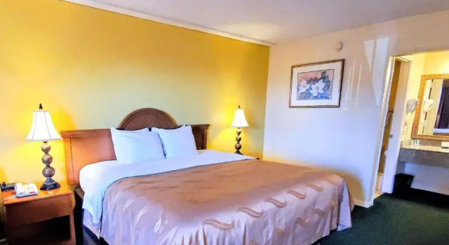 Номер Standard Quality Inn near Manatee Springs State Park