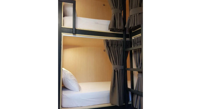 Кровать в общем номере Hotel 1000 Miles