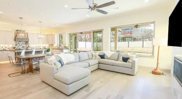 Коттедж Contemporary, Luxury Retreat on Lake LBJ with Heated Pool