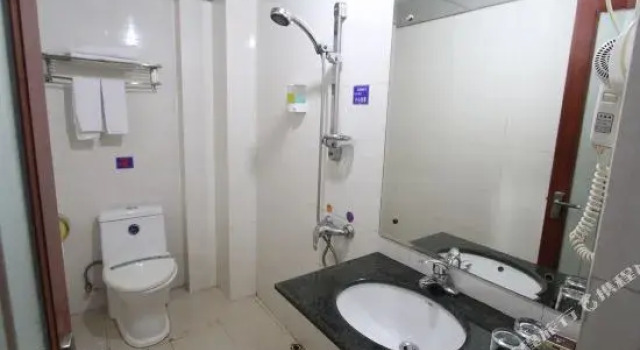 Hengda Hotel (Maoming Shuidong Huijing Plaza)