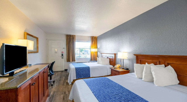 Четырёхместный номер Standard Econo Lodge Phoenix North I-17