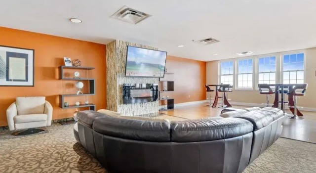 Bluebird Suites at the Warehouse District