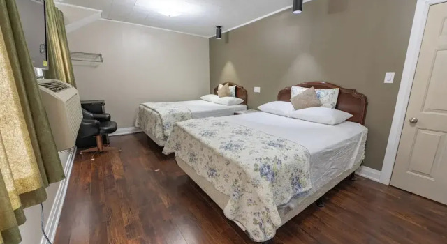 Четырёхместный номер Standard Sauble Beach Lodge