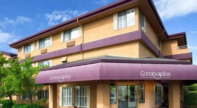 Кровать в общем номере Governors Inn Hotel