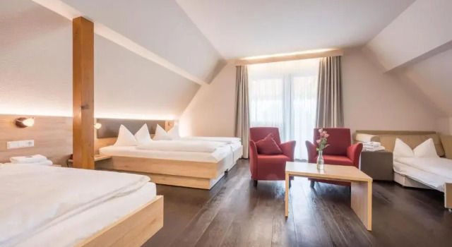 Трёхместный номер Standard с балконом Landhotel Traube