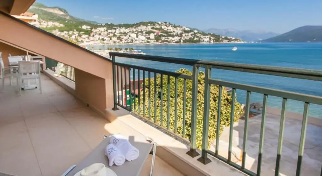 Апартаменты с 2 комнатами с балконом и с видом на море Apartments Grifone Lux