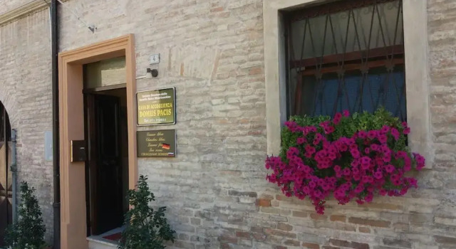 Domus Pacis Loreto - Casa per ferie, Book Hotel Loreto 