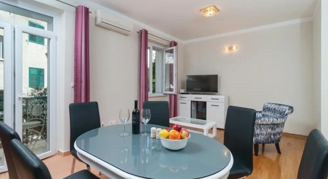 Awesome Home in Split With Wifi and 2 Bedrooms, Prenota Hotel Hotel a Croatian Islands con parcheggio, Parcheggio