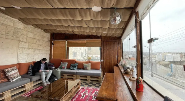 Carob Hostel, Забронировать Хостел Амман Провинция Амман, рядом с Римский театр Аммана