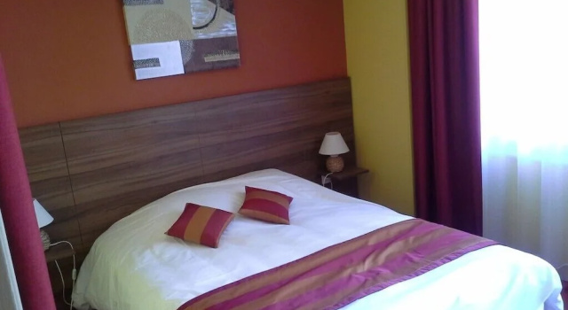 Номер Classic Logis Hotel Restaurant Le Cheval Blanc