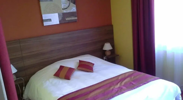 Двухместный номер Classic Logis Hotel Restaurant Le Cheval Blanc