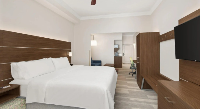 Двухместный люкс Holiday Inn Express Hotel & Suites Byron by IHG