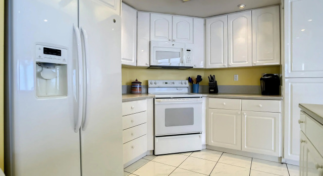 Penthouse Condo with wrap around views of the ocean - SR802