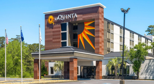 La Quinta Inn & Suites by Wyndham Myrtle Beach, Забронировать Отель Миртл-Бич Гранд-Странд, рядом с Outlet Park at Waccamaw Shopping Center