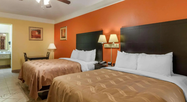 Четырёхместный номер Standard Quality Inn & Suites at The Outlets Mercedes-Weslaco