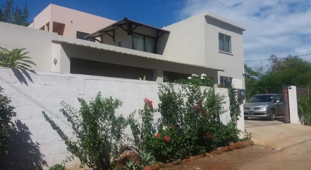 Sunny Private First Floor 1-br Beach Apartment With Spacious Balcony, Pool, Wifi, Rezerwuj Apartament Hotele w Albion z parkingiem, Parking