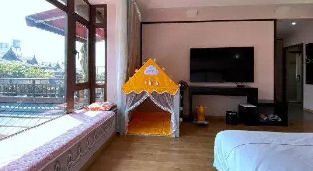 Семейный люкс Mangshi No.1 Courtyard Homestay (Yi Nationality Ancient Town Branch)