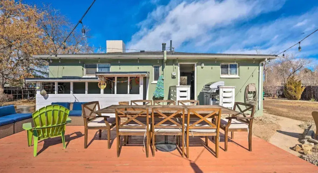Private Yard + Volleyball: Updated Denver Home, Buchen Sie Hotel Denver Colorado, in der Nähe von Willis Case Golf Course