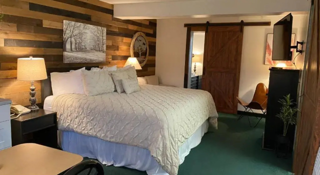 Четырёхместный номер Deluxe Moose Creek Lodge & Suites