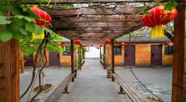 Трёхместный люкс с видом на сад Xiongxian Fuchuntang Homestay