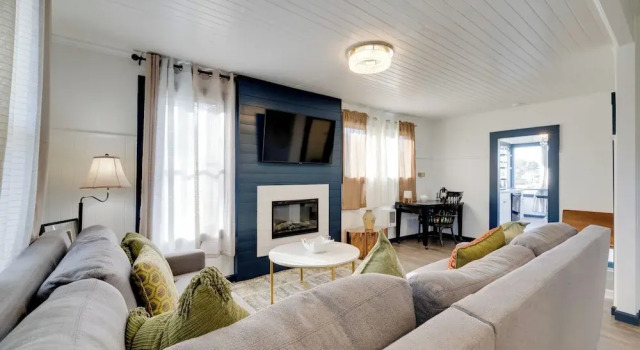 Fire Pit & River View: Serene Stay in Seaside!