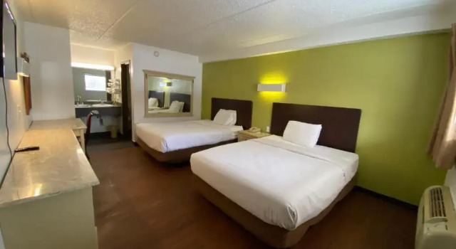 Четырёхместный номер Standard Skylight Inn Willoughby - Cleveland Mentor