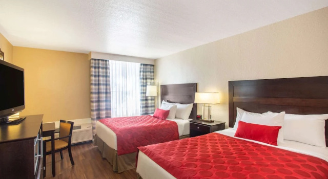 Четырёхместный номер Standard с видом на бассейн Ramada by Wyndham Venice Hotel Venezia