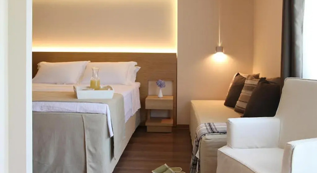 Трёхместный номер Superior Theta Hotel