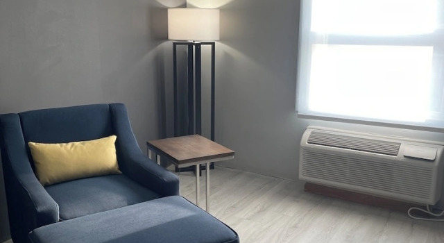 Двухместный люкс Deluxe с видом на горы Luxor Inn & Suites, a Travelodge by Wyndham