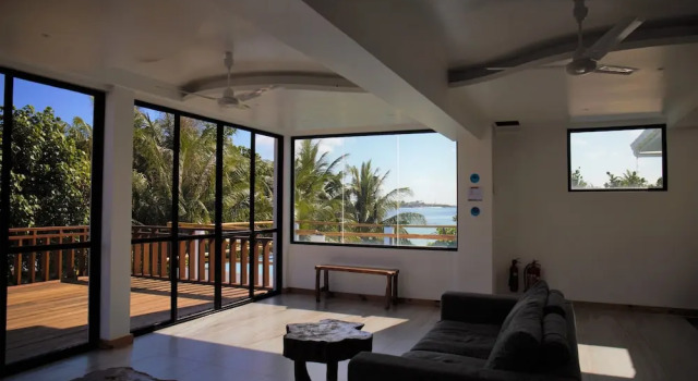 Room in B&B - Master Suite Family Room With Views of the Ocean, Rezerwuj Bed and Breakfast Thulusdhoo 