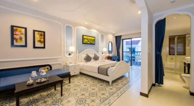 Люкс с балконом и с видом на бассейн Hoi An Rosemary Boutique Hotel & Spa - A Peaceful Retreat