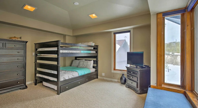 Luxurious Grand Lake Vacation Rental w/ Hot Tub!, Забронировать Отель Гранд-Лейк Rocky Mountain National Park, рядом с Bowen Gulch Trail