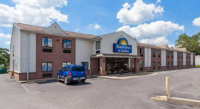 Трёхместный номер Standard Days Inn & Suites by Wyndham Cambridge