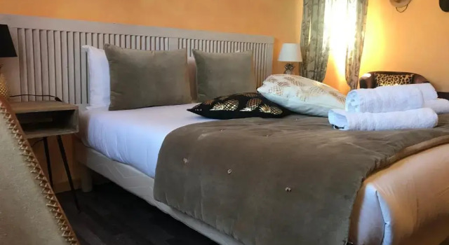 Номер Superior Hôtel Bien-Être Aux Cyprès de Marquay-Calme et élégance-Laissez-vous porter par une ambiance chaleureuse où chaque instant compte-Découvrez un havre de paix où nature et confort se marient pour vous offrir une expérience unique- Réservez dès aujourdhui