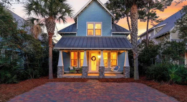 ? Private Backyard Minutes to 30A + Beaches Golf Cart + Bikes The Little Blue Beach House by Avantstay