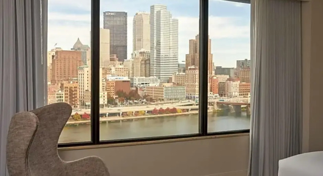 Номер Deluxe Sheraton Pittsburgh Hotel at Station Square